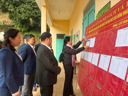 Kinh tế - Chính trị