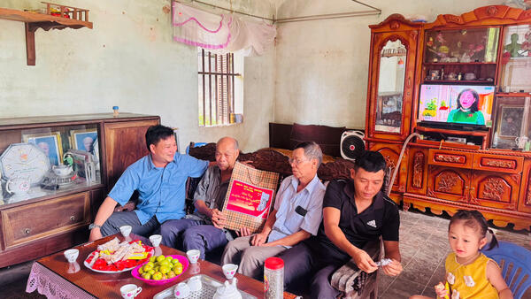 Xã Thái Bình tổ chức các Đoàn thăm, tặng quà gia đình chính sách nhân Kỷ niệm 78 năm Ngày Thương binh - Liệt sĩ (27/7/2025)