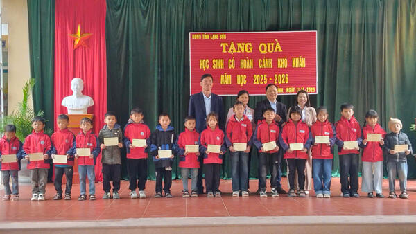 TẶNG QUÀ CÁC CHÁU HỌC SINH CÓ HOÀN CẢNH ĐẶC BIỆT KHÓ KHĂN TRÊN ĐỊA BÀN XÃ