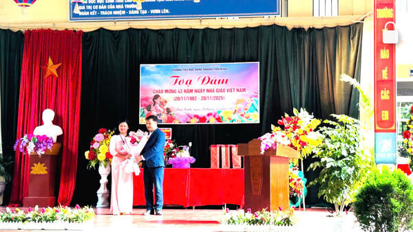 Lãnh đạo xã Thái Bình thăm, chúc mừng Ngày Nhà giáo Việt Nam 20/11 tại các trường học trên địa bàn