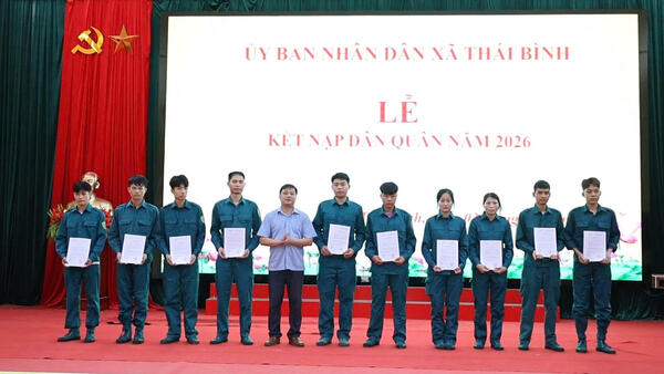 Xã Thái Bình tổ chức lễ kết nạp chiến sĩ dân quân năm 2026