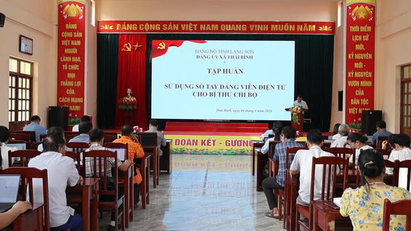 XÃ THÁI BÌNH TẬP HUẤN SỬ DỤNG ỨNG DỤNG  SỔ TAY ĐẢNG VIÊN ĐIỆN TỬ