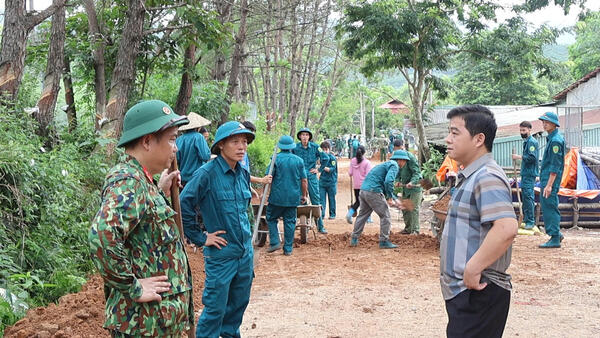 Lực lượng dân quân cơ động xã Thái Bình  làm công tác dân vận tại thôn Bản Piềng
