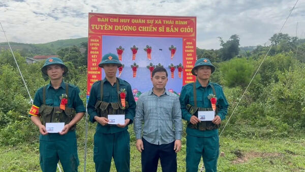 Kiểm tra bắn đạn thật lực lượng dân quân cơ động