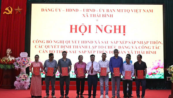 HỘI NGHỊ CÔNG BỐ NGHỊ QUYẾT, CÁC QUYẾT ĐỊNH VỀ THÀNH LẬP THÔN, TỔ CHỨC ĐẢNG VÀ CÔNG TÁC CÁN BỘ SAU SẮP XẾP TRÊN ĐỊA BÀN XÃ