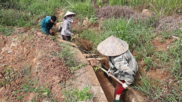 Lực lượng dân quân tại chỗ xã Thái Bình  làm công tác dân vận tại thôn Bản Mục