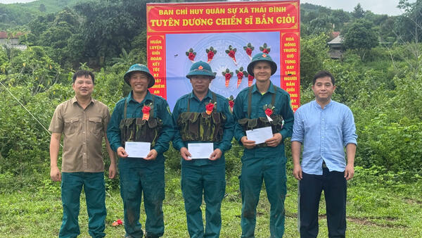 Kiểm tra bắn đạn thật lực lượng dân quân tại chỗ
