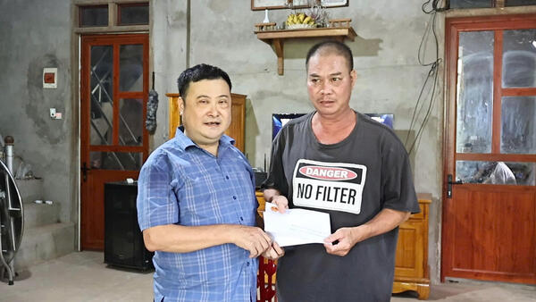 Đồng chí Bí thư Đảng uỷ thăm, tặng quà gia đình thương binh, liệt sĩ tại thôn Đoàn Kết và thôn Thống Nhất A