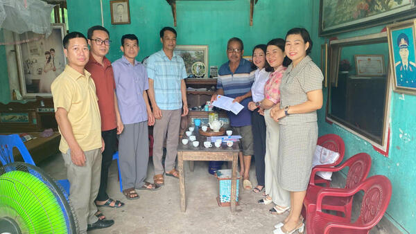 LÃNH ĐẠO HĐND XÃ THÁI BÌNH THĂM, TẶNG QUÀ GIA ĐÌNH THƯƠNG BINH TẠI THÔN HOÀ AN, THÔN BẢN MỤC VÀ THÔN THÁI BÌNH