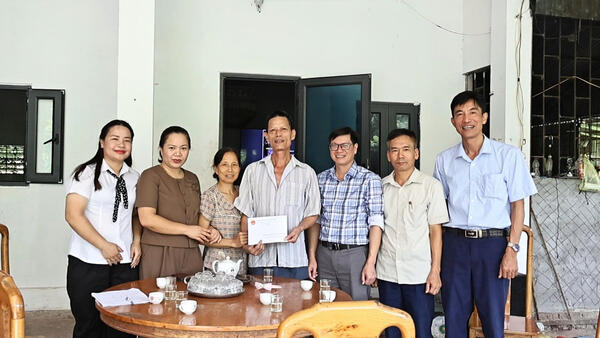 Lãnh đao Đảng uỷ thăm, tặng quà gia đình thương binh, liệt sĩ tại thôn Bình Nguyên
