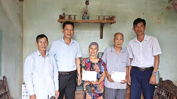 LÃNH ĐẠO UBND XÃ THÁI BÌNH THĂM, TẶNG QUÀ GIA ĐÌNH THƯƠNG BINH TẠI THÔN KHE DĂM, THÔN LÂM CA VÀ THÔN BÌNH CA