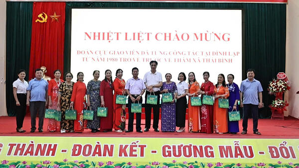 ĐOÀN CỰU GIÁO VIÊN TỪNG CÔNG TÁC TẠI ĐÌNH LẬP ĐẾN THĂM XÃ THÁI BÌNH