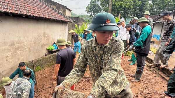 Các lực lượng và Nhân dân hỗ trợ gia đình bị sạt lở đất tại thôn Bản Mục
