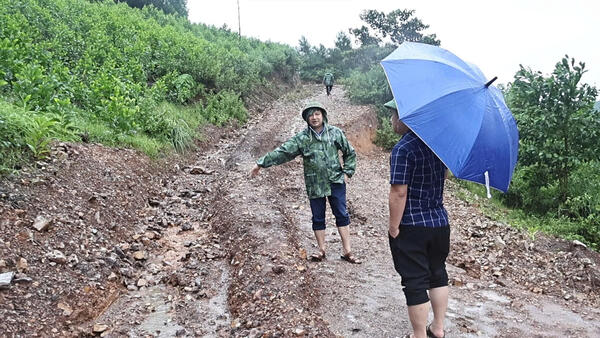 LÃNH ĐẠO UBND XÃ KIỂM TRA CÔNG TÁC ỨNG PHÓ BÃO SỐ 4 VÀ MƯA LỚN TRÊN ĐỊA BÀN