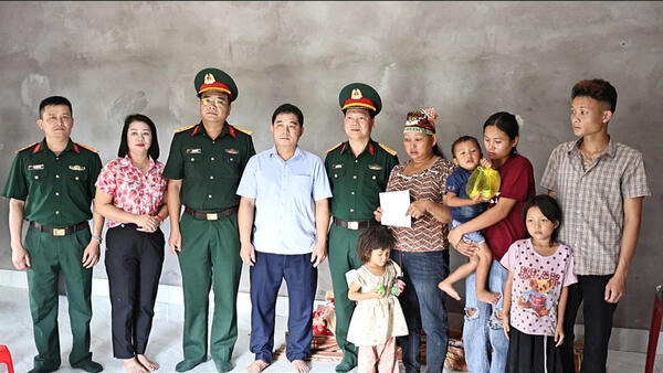 LÃNH ĐẠO BỘ CHỈ HUY QUÂN SỰ TỈNH THĂM, ĐỘNG VIÊN GIA ĐÌNH NẠN NHÂN VỤ SẠT LỞ TẠI THÔN KHE ĐA