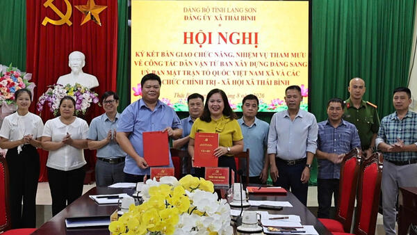 XÃ THÁI BÌNH KÝ KẾT BIÊN BẢN BÀN GIAO CHỨC NĂNG,NHIỆM VỤ THAM MƯU VỀ CÔNG TÁC DÂN VẬN