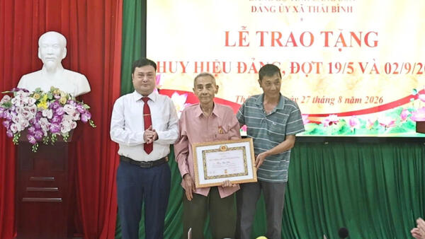 ĐẢNG ỦY XÃ THÁI BÌNH TỔ CHỨC TRAO HUY HIỆU ĐẢNG ĐỢT 2/9