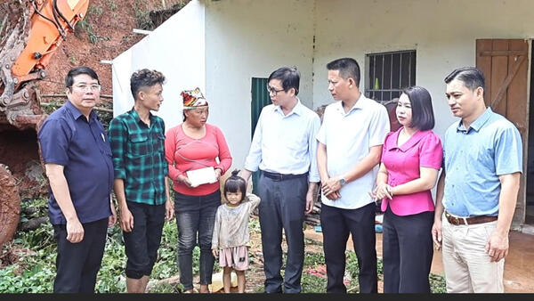 Đoàn công tác Bộ Dân tộc và Tôn giáo thăm hỏi, hỗ trợ gia đình nạn nhân vụ sạt lở đất tại xã Thái Bình