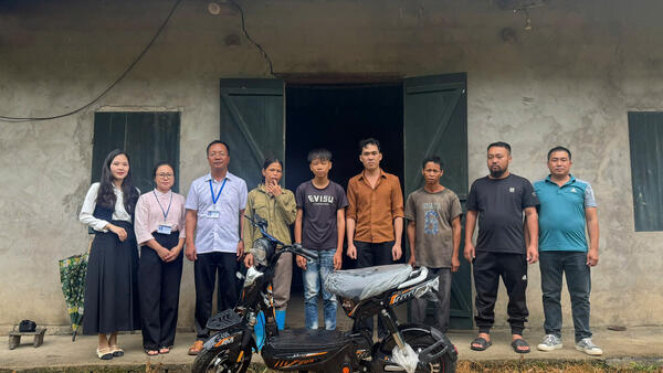 Trao hỗ trợ cho học sinh có hoàn cảnh khó khăn tại thôn Khe Dăm