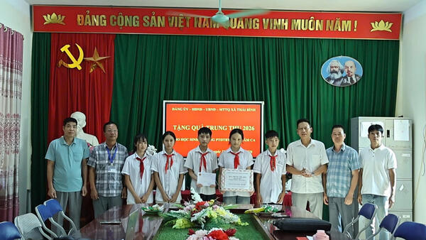 Lãnh đạo UBND xã Thái Bình thăm, tặng quà và chúc Tết Trung thu tại đơn vị trường trên địa bàn xã