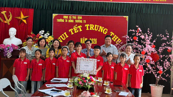 ĐOÀN CÔNG TÁC XÃ THÁI BÌNH THĂM, TẶNG QUÀ NHÂN DỊP TẾT TRUNG THU NĂM 2026 TẠI TRƯỜNG TIỂU HỌC NÔNG TRƯỜNG THÁI BÌNH