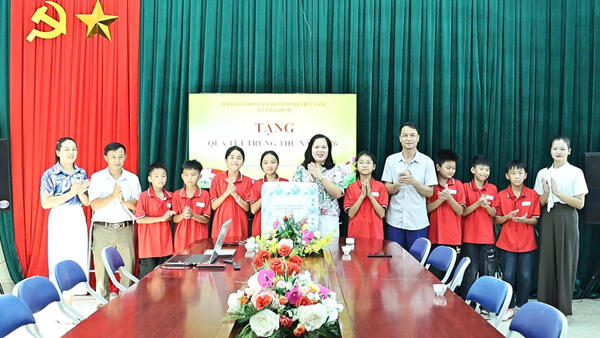 Đoàn công tác xã Thái Bình thăm, tặng quà nhân dịp Tết Trung thu năm 2026 tại trường THCS Nông trường Thái Bình