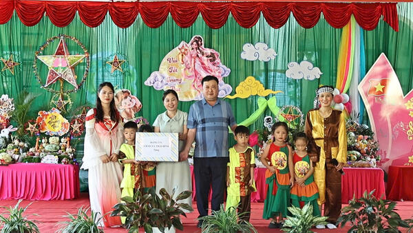 Đồng chí Bí thư Đảng ủy xã thăm, tặng quà tết trung thu năm 2026 tại trường Mầm non Nông trường Thái Bình