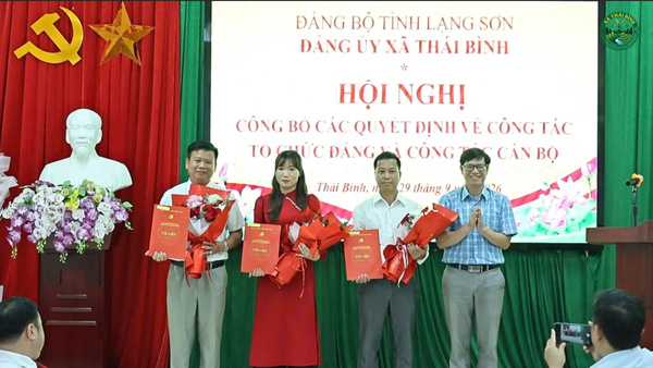 Đảng ủy xã Thái Bình công bố các quyết định về công tác tổ chức Đảng, công tác cán bộ
