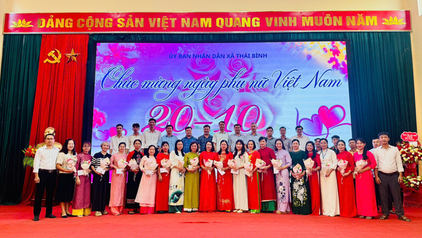 UBND XÃ THÁI BÌNH GẶP MẶT NỮ CÁN BỘ, CÔNG CHỨC NHÂN NGÀY PHỤ NỮ VIỆT NAM 20/10